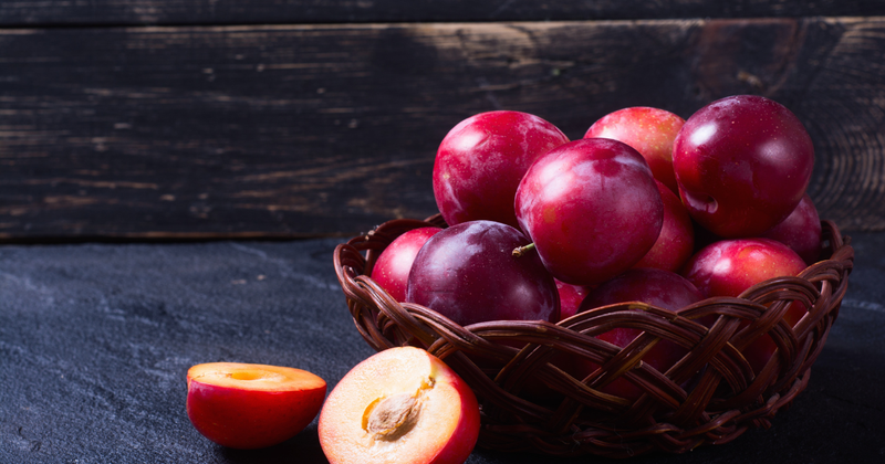 プラム（スモモ）収穫時期：甘さを極める完熟のタイミングを見極める