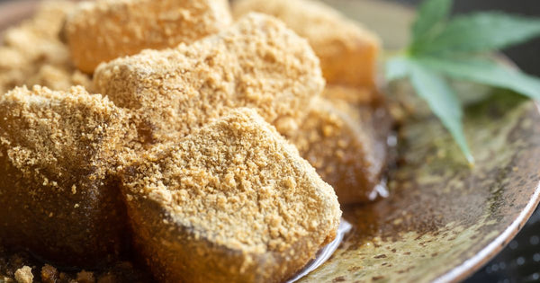 とろける夏の涼味：わらび餅の魅力と歴史を紐解く