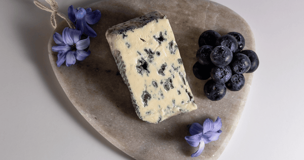 ブルーチーズとゴルゴンゾーラ：青カビチーズの魅力と歴史