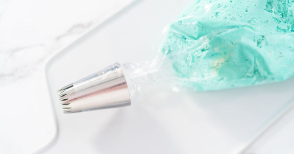 プロが教える！生クリームの絞り方：基本から応用まで徹底解説