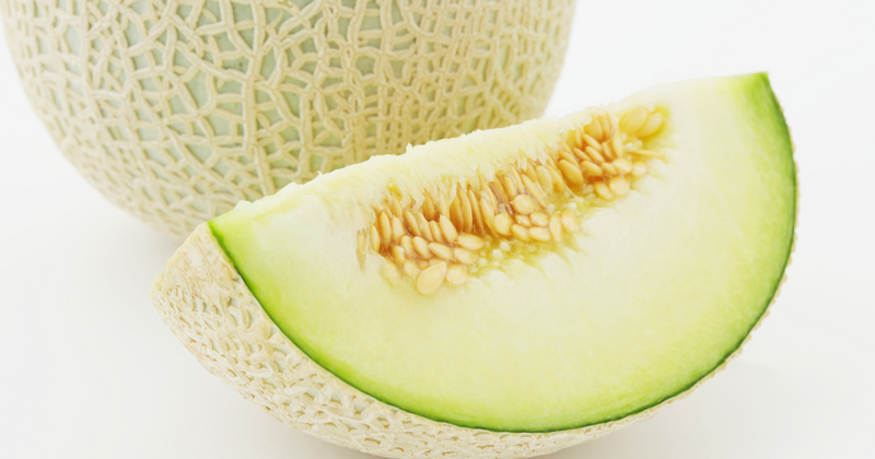 メロンの飾り切り：食卓を彩る華麗なカットアイデア集