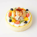 【冷凍】みずみずしいフルーツが乗った写真ケーキ 濃厚スフレ チーズ ケーキ デコレーション 15.5cm ｜ケーキ｜いちごおじさんの洋菓子工房 | ケーキ 写真 プレート・誕生日ケーキ 写真 - スイーツモール