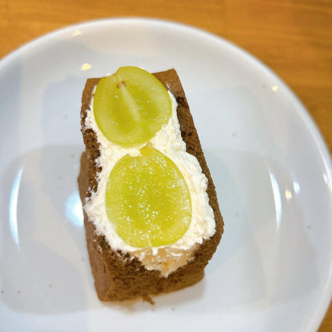 【冷凍】ココアシフォンケーキのフルーツサンド｜フルーツサンド｜ローカーボカフェ向日葵│フルーツサンド お取り寄せ - スイーツモール