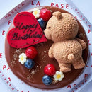 【冷凍】くまちゃんのチョコレートムースケーキ 5号(15cm)｜ケーキ｜ベリーズスイーツキッチン｜熊ちゃん｜クマ ちゃん｜チョコムースケーキ｜グラサージュ - スイーツモール