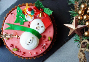 【冷凍】雪だるまの「だーさん」と楽しむクリスマスチョコムースタルト | タルト・雪だるまケーキ | Calme（カルム）| サンタケーキ - スイーツモール